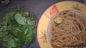Nudeln und Salat
